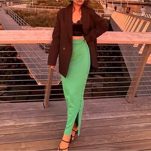 Button side slit thigh knit skirt.